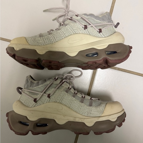 Nike Women's Air Max Flyknit Venture - Cream and Tan - Picture 4 of 6